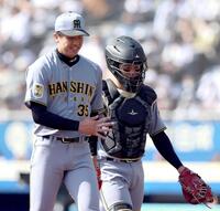 　４回を終え、坂本（右）とベンチに戻る才木（撮影・山口登）