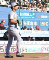 ８回、４失点目のモレッタを見つめる藤川監督（撮影・佐々木彰尚）