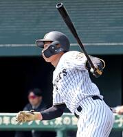 　２回、左前打を放つ立石（撮影・立川洋一郎）