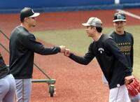 グータッチする佐藤輝（左）とロッテ・種市（撮影・山口登）