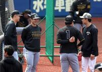 試合前、談笑する（左から）佐藤輝、坂本、森下、ロッテ・種市（撮影・山口登）