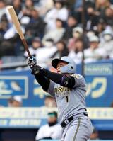 ２ランを放つ森下（撮影・山口登）