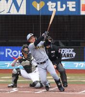 ３回、左越え２ランを放つ森下（撮影・金田祐二）