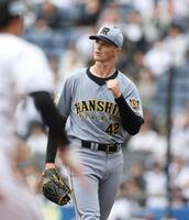 ３回、ルーカスは西川を打ち取りガッツポーズ見せる（撮影・山口登）