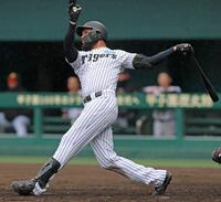 ２回、左翼スタンドへ２ランを放つコンスエグラ（撮影・立川洋一郎）