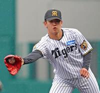 ４回、宜保の打球をキャッチする門別（撮影・立川洋一郎）