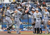 勝利に喜ぶ阪神ナイン（撮影・佐々木彰尚）