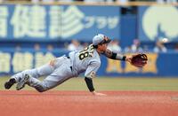 ８回、小幡は上田の打球を捕球し二塁へグラブトスして併殺を決める（撮影・山口登）