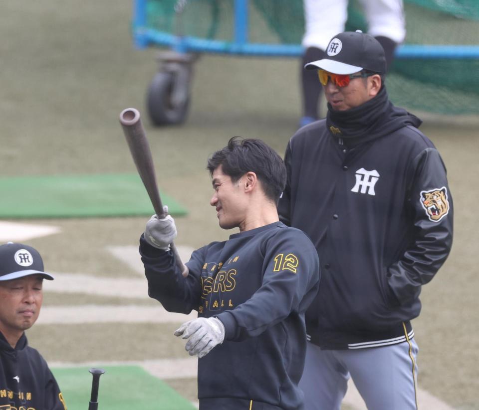 藤川監督（右）と話す坂本（撮影・佐々木彰尚）