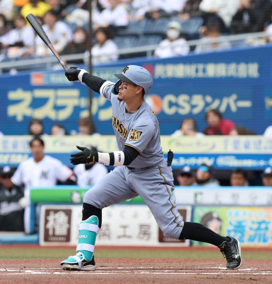 １回、二塁ゴロに倒れる佐藤輝（撮影・山口登）