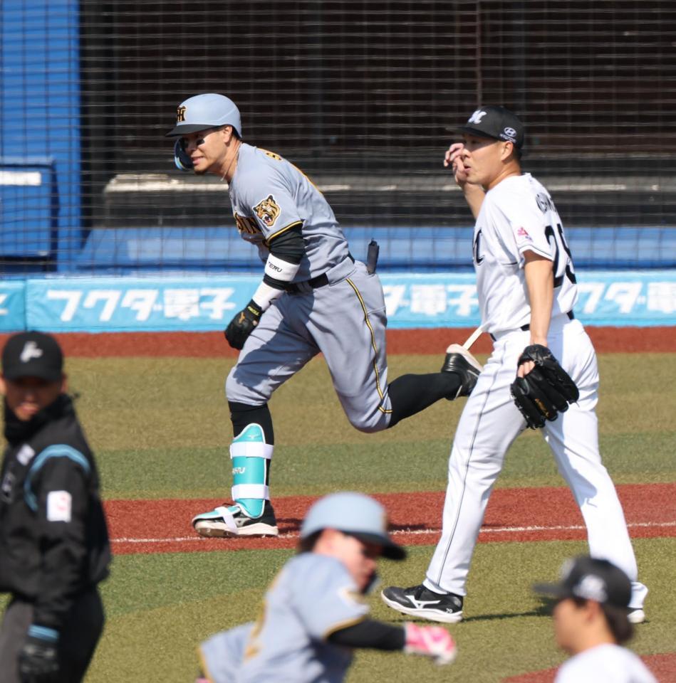 ３回、二ゴロに倒れる佐藤輝（撮影・金田祐二）