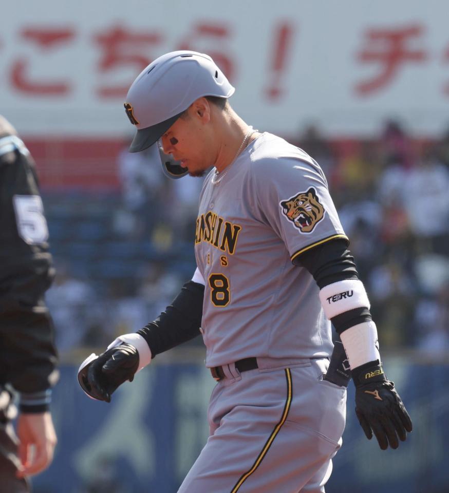 ３回、二ゴロに倒れた佐藤輝（撮影・佐々木彰尚）