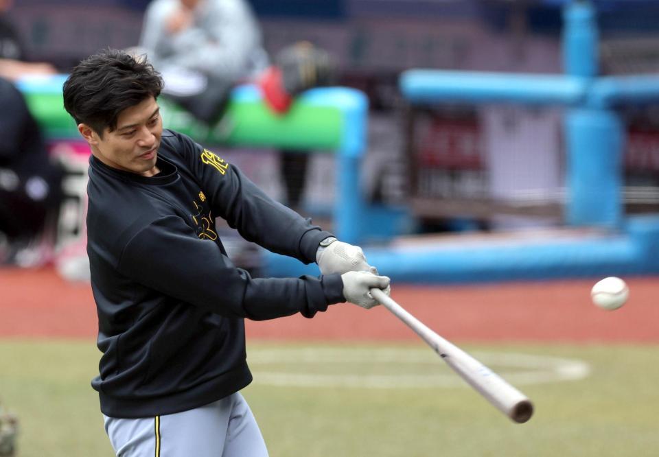 打撃練習する阪神・坂本誠志郎＝ＺＯＺＯマリンスタジアム（撮影・山口登）