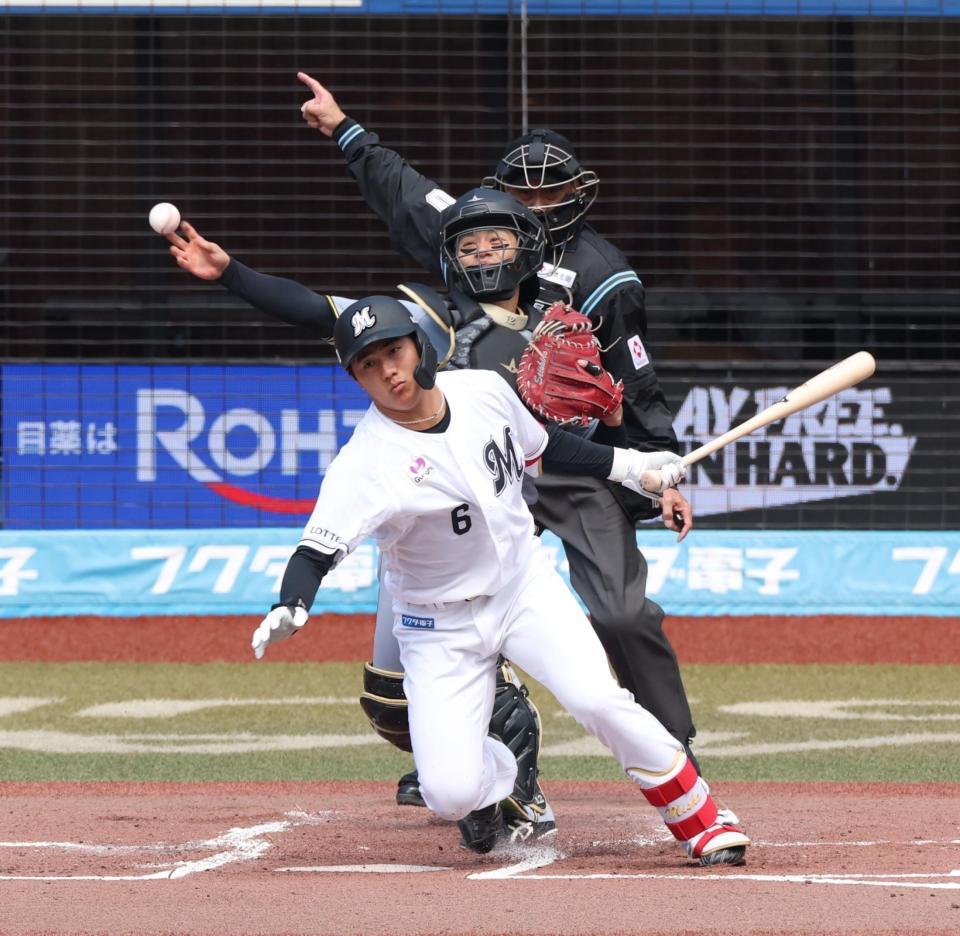 １回、西川のとき一走・藤原の二盗を阻止しようと送球する坂本（撮影・金田祐二）