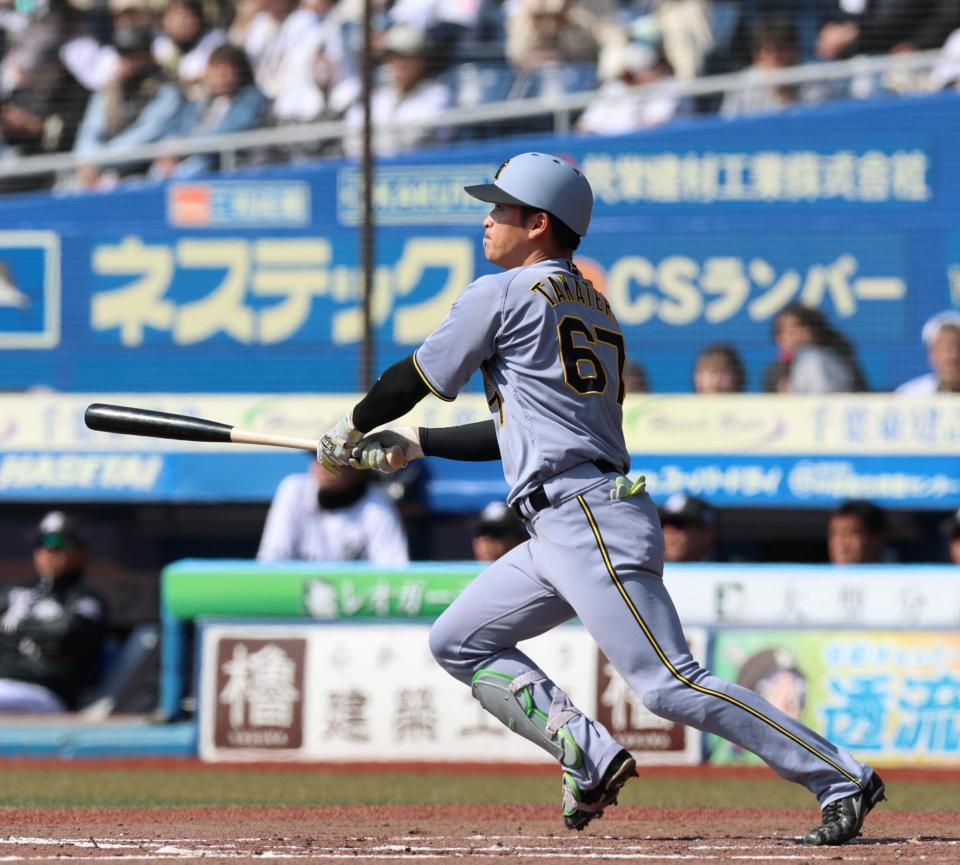 ３回、右越えに逆転２ランを放つ高寺（撮影・山口登）