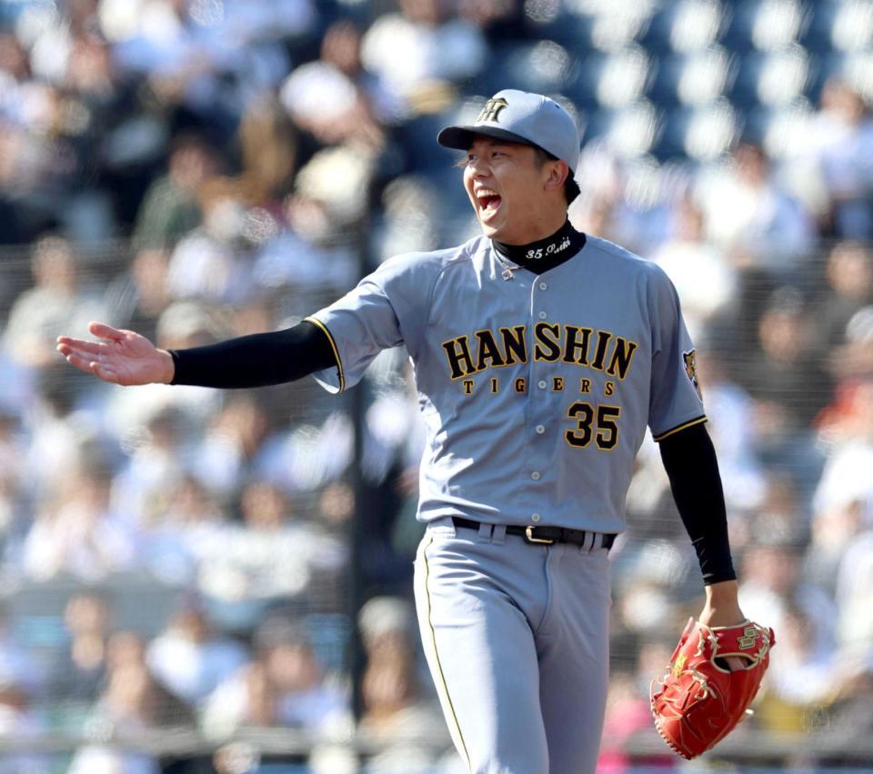 　５回、才木は小川を三飛に打ち取り声を上げる（撮影・山口登）