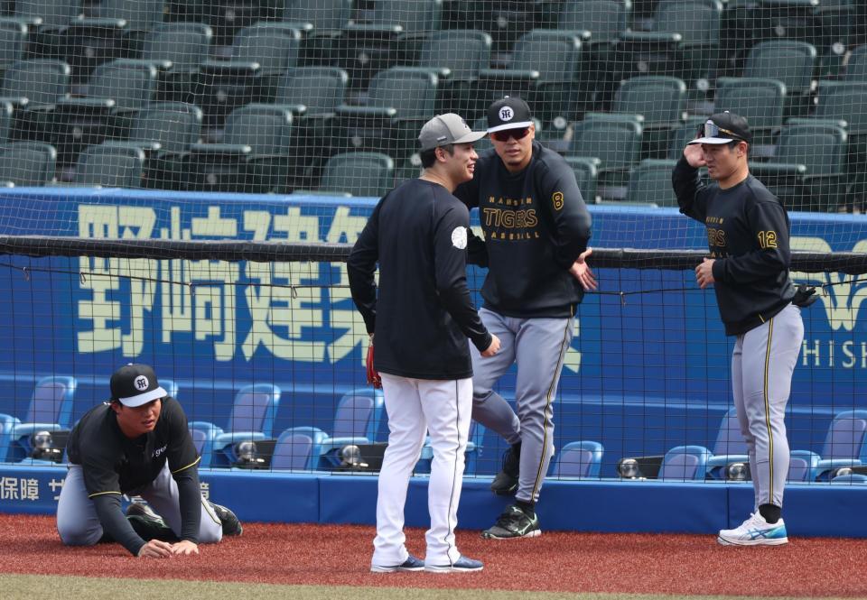 ロッテ・種市と話し込む森下、佐藤輝、坂本（撮影・金田祐二）