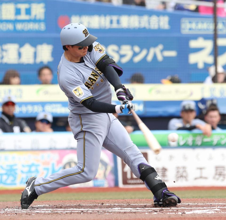 森下は左越えに２ランを放つ（撮影・佐々木彰尚）