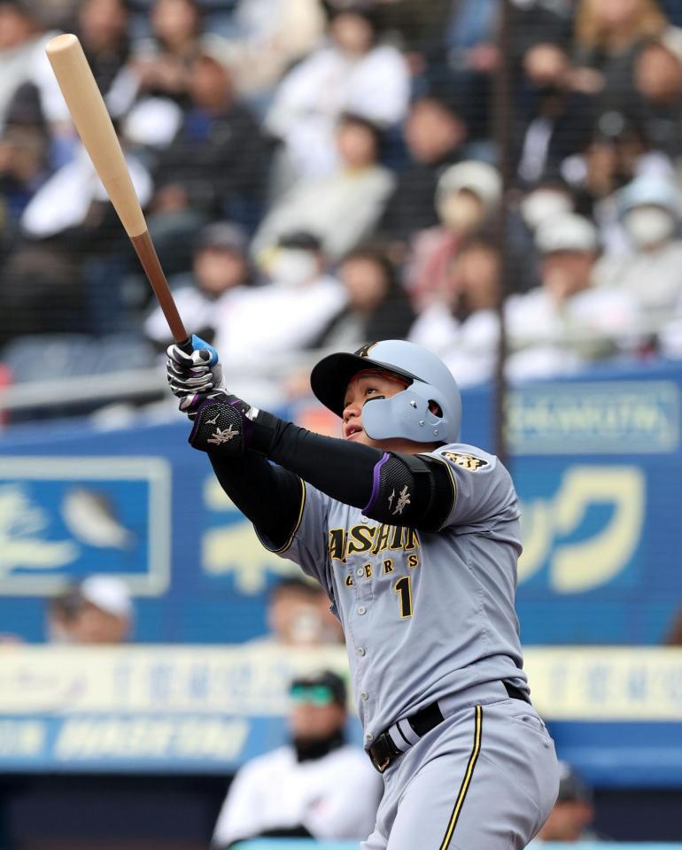 ２ランを放つ森下（撮影・山口登）