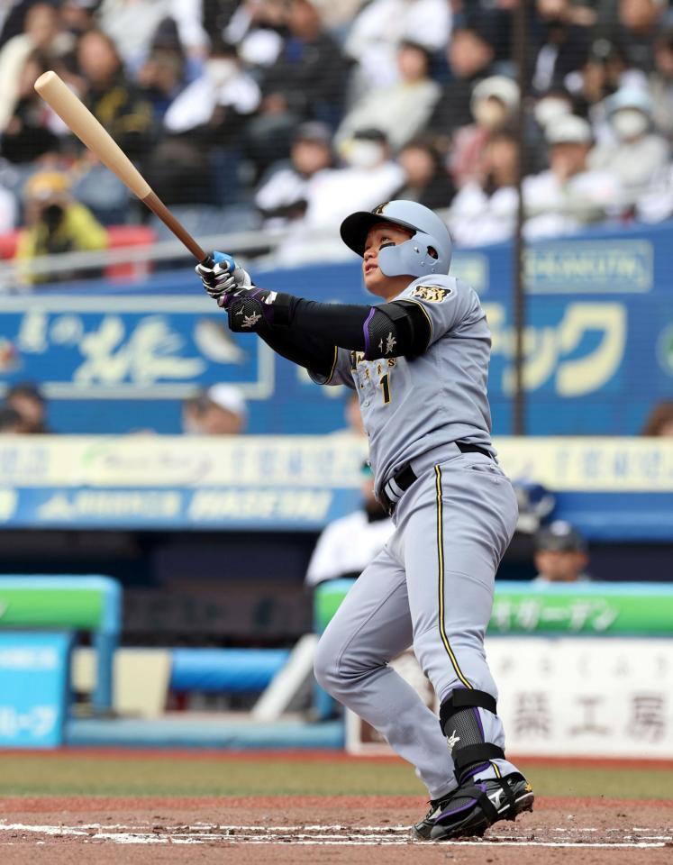 ２ランを放つ森下（撮影・山口登）