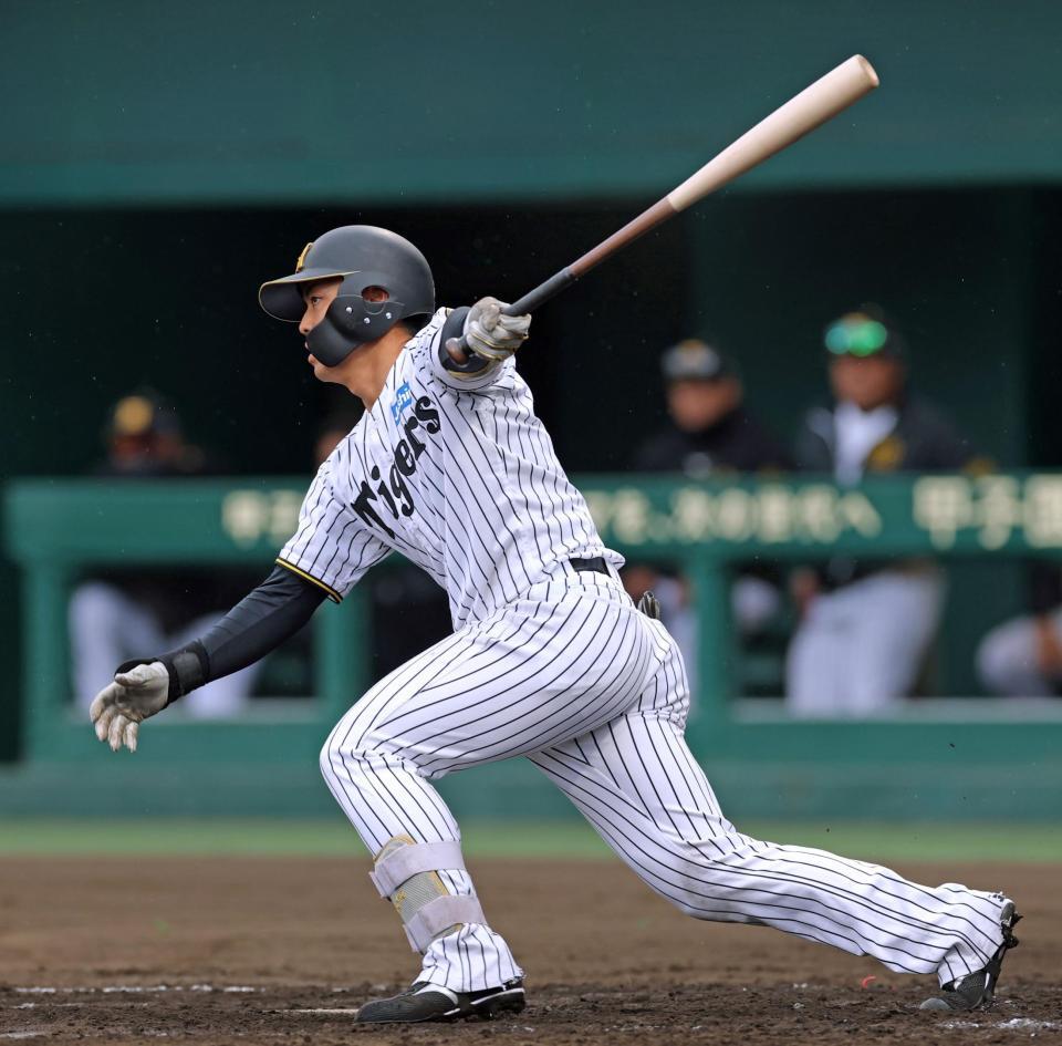 １回、２点適時打を放つ谷端（撮影・立川洋一郎）