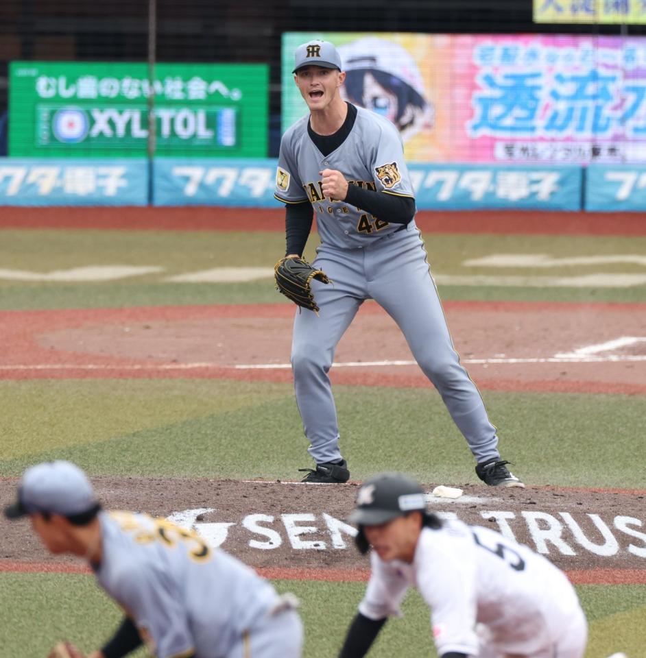 ５回、高部を遊直にしとめガッツポーズのルーカス（撮影・金田祐二）