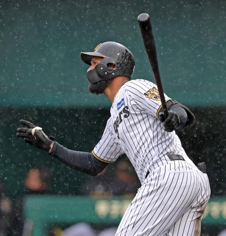 ４回、適時打を放つコンスエグラ（撮影・立川洋一郎）