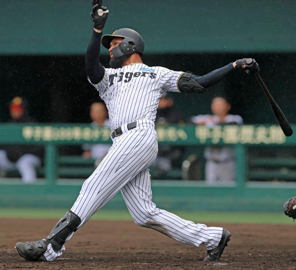 ２回、左翼スタンドへ２ランを放つコンスエグラ（撮影・立川洋一郎）