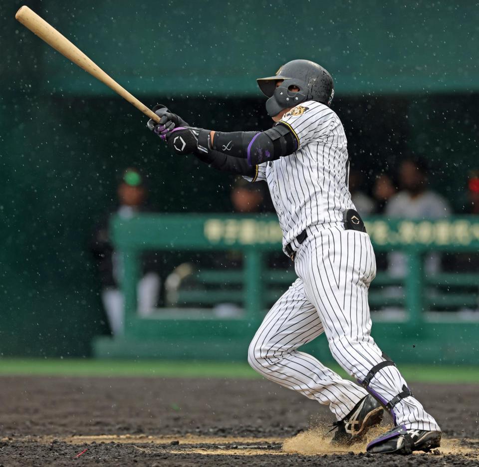 ５回、適時二塁打を放つ西純（撮影・立川洋一郎）