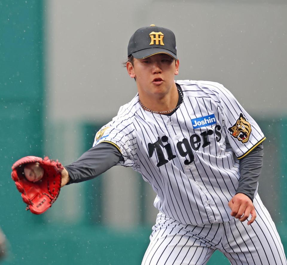 ４回、宜保の打球をキャッチする門別（撮影・立川洋一郎）