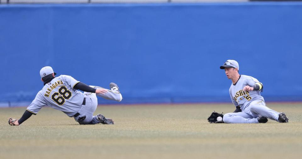 ３回、近本は高部の飛球を好捕する（左は中川）＝撮影・山口登