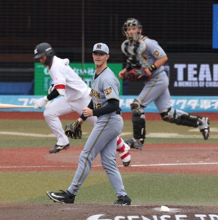 １回、西川を遊ゴロ併殺にしとめ拳を握るルーカス（撮影・金田祐二）