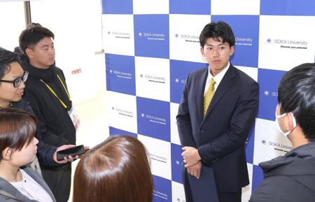 卒業式を迎え、心境を話す立石（撮影・西岡正）