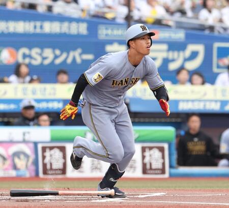 ６回、岡城は右翼線に二塁打を放つ（撮影・佐々木彰尚）