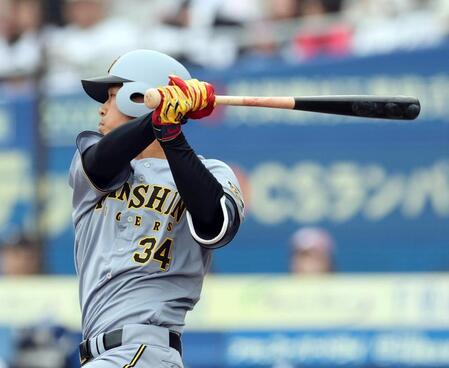 ６回、右翼線に二塁打を放つ岡城（撮影・山口登）