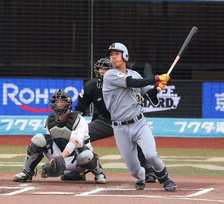 ６回、二塁打を放つ岡城（撮影・金田祐二）