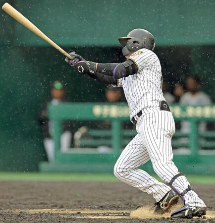 　５回、適時二塁打を放つ西純（撮影・立川洋一郎）