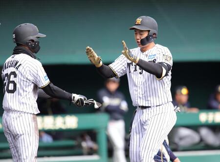 ３回、立石は左越えに本塁打を放ち、ホームで福島らに迎えられる（撮影・坂部計介）