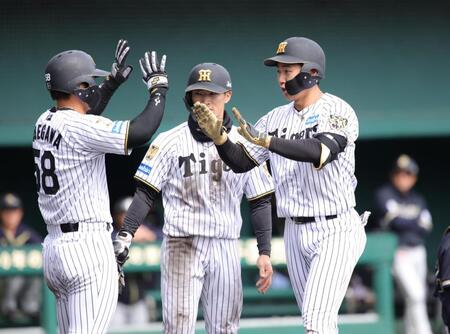 ３回、立石は左越えに本塁打を放ち、ホームで前川らに迎えられる（撮影・坂部計介）