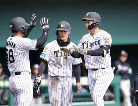 ３回、立石は左越えに本塁打を放ち、ホームで前川らに迎えられる（撮影・坂部計介）