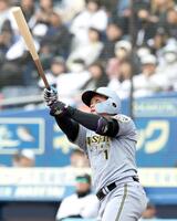 　３回、左越えに２ランを放つ森下（撮影・山口登）