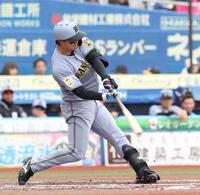 森下は左越えに２ランを放つ（撮影・佐々木彰尚）