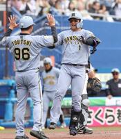 ３回、２ランを放ち生還する森下（撮影・佐々木彰尚）