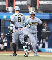 ３回、森下（右）は２ランを放ち佐藤輝とタッチする（撮影・山口登）