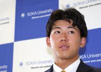 学生生活を振り返る立石（撮影・西岡正）