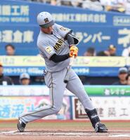 ６回、岡城は右翼線に二塁打を放つ（撮影・佐々木彰尚）