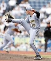 　３回、友杉の打球をよけるルーカス（撮影・山口登）