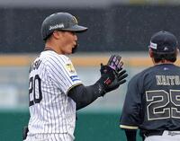 ５回、適時二塁打を放ち塁上で手をたたく西純（撮影・立川洋一郎）