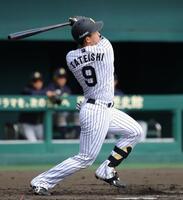 ３回、立石は左越えに本塁打を放つ（撮影・坂部計介）