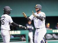 ３回、立石は左越えに本塁打を放ち、ホームで福島らに迎えられる（撮影・坂部計介）